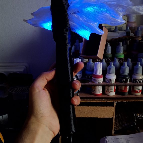 Detalle iluminado en azul de una pieza del proyecto King Kong durante una prueba de luz