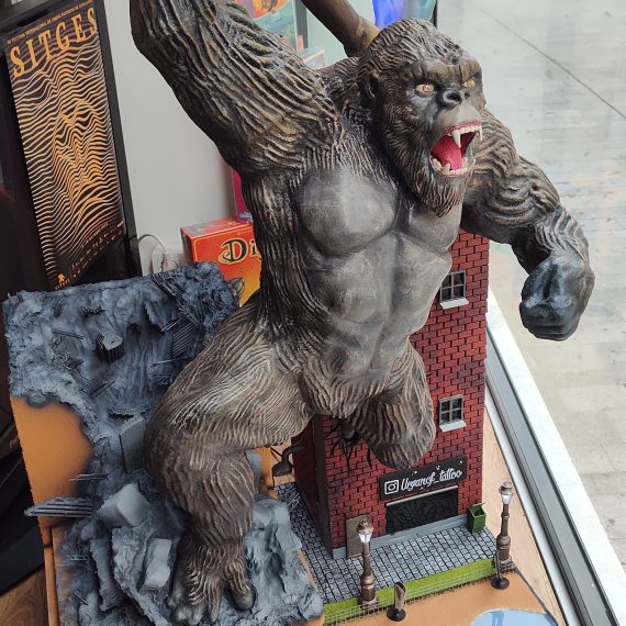 Figura de King Kong de gran formato terminada e integrada en su montaje final