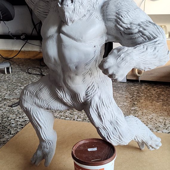 Figura de King Kong de gran formato con capa de imprimación antes de la pintura final