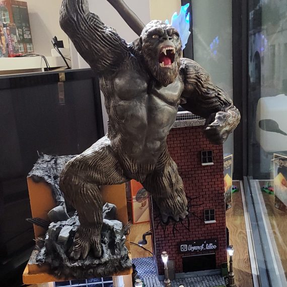 Figura de King Kong instalada en su composición final con escenografía y elementos iluminados