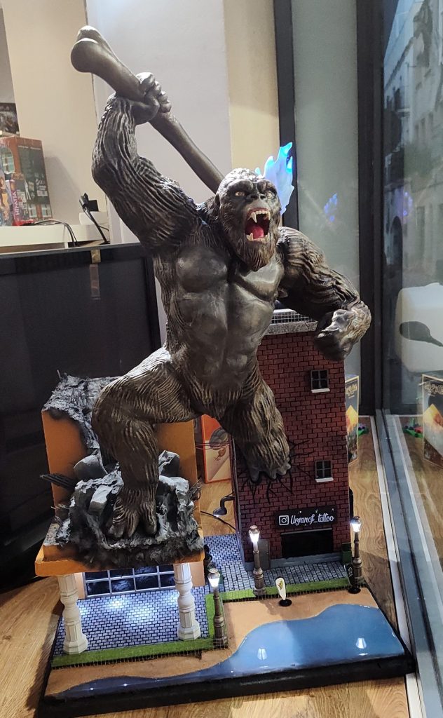 Figura de King Kong instalada en su composición final con escenografía y elementos iluminados