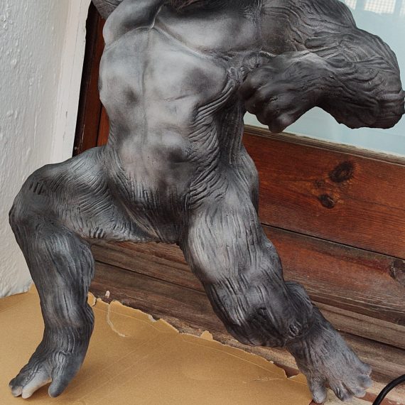 Figura de King Kong durante el proceso de pintura acrílica y definición de volúmenes