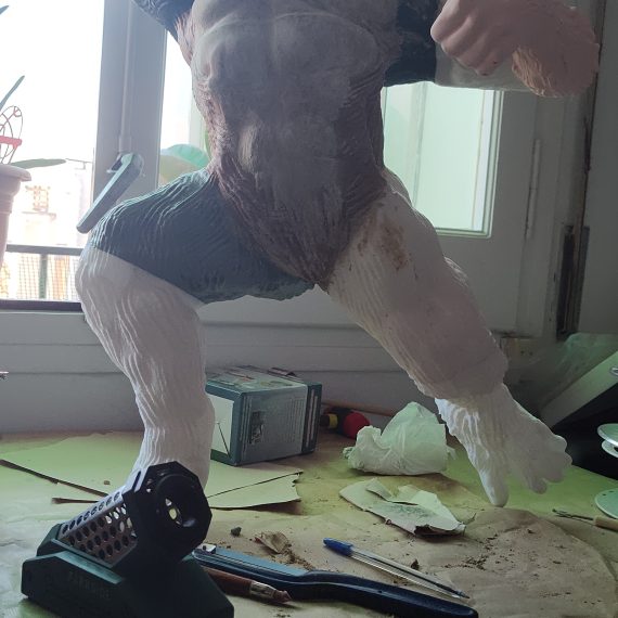 Figura de King Kong de gran formato durante la fase de ensamblaje y preparación de superficies