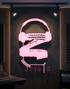 Pieza a medida para la marca Zeus Studio instalada en un estudio, con logotipo iluminado en color rosa.