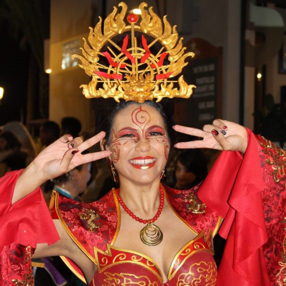 Primer plano de Reina del Carnaval con corona personalizada dorada y roja