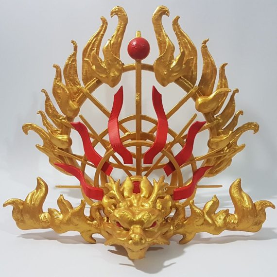 Corona dorada y roja de Reina del Carnaval con motivos de llamas y dragón