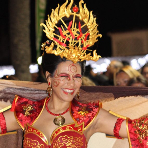 Retrato de Reina del Carnaval luciendo la corona nocturna dorada y roja