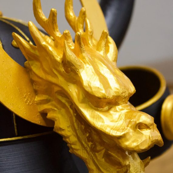 Detalle del dragón decorativo integrado en un kabuto negro con cuernos realizado por Ramón Paco Studio