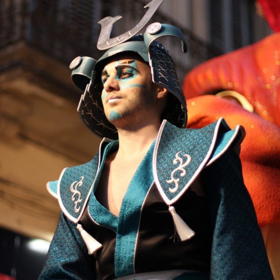 Casco kabuto personalizado en tonos azul y negro utilizado en el proyecto de Carnaval
