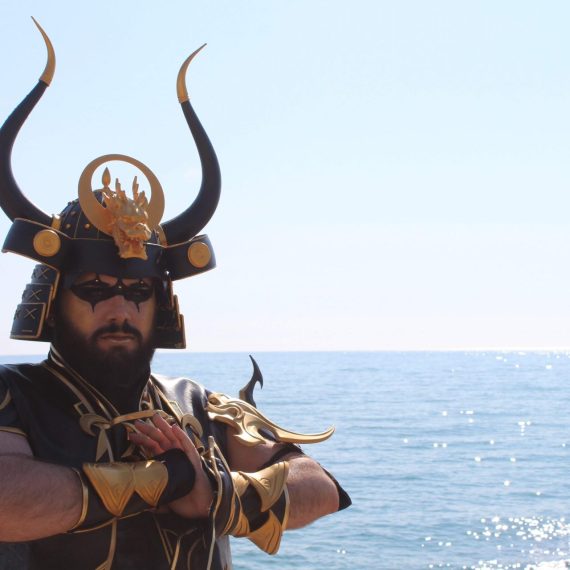 Casco samurái negro y dorado personalizado para el proyecto de Carnaval de Sitges