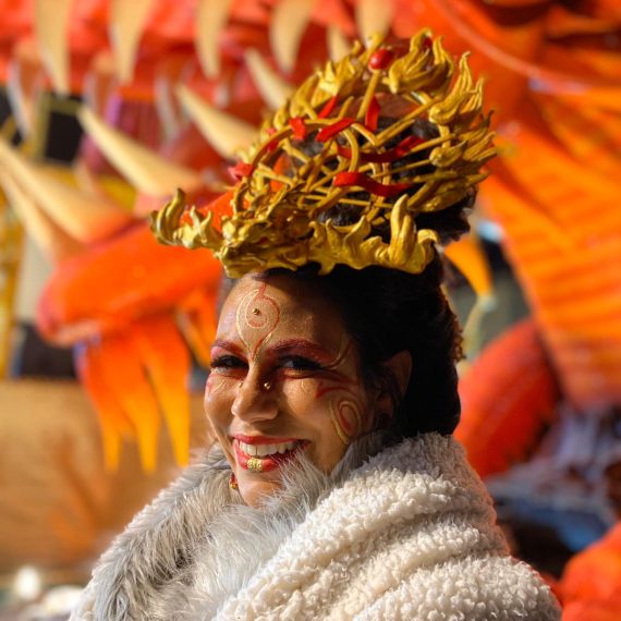 Reina del Carnaval de Sitges con corona personalizada dorada durante el evento