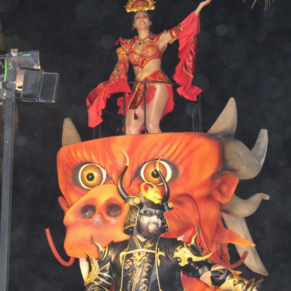 Reina del Carnaval de Sitges en escena junto a otros integrantes del grupo durante el evento