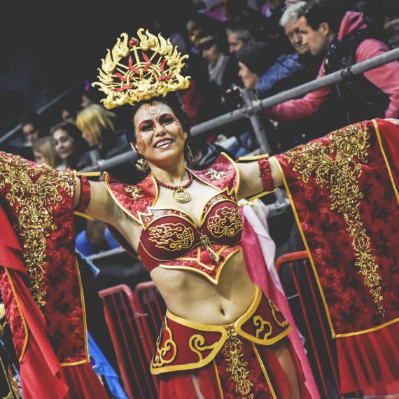 Reina del Carnaval de Sitges con corona personalizada dorada y roja durante el evento